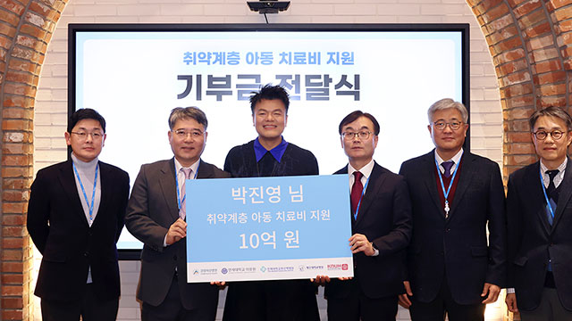パク･ジニョンＪＹＰ代表、恵まれない子どもたちの治療費のために10億ウォンを寄付