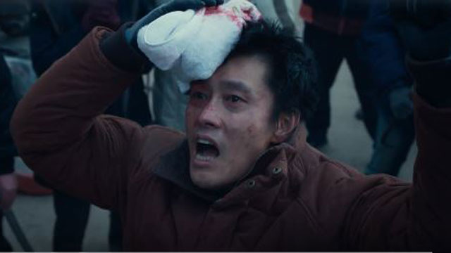 イ・ビョンホン主演映画『コンクリートユートピア』、１位で出発…『密輸』は2位