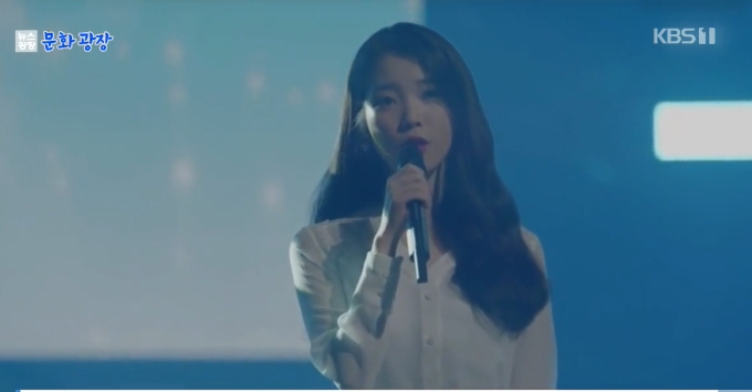 IU、ファンとの約束を守るため卒業式にサプライズ訪問